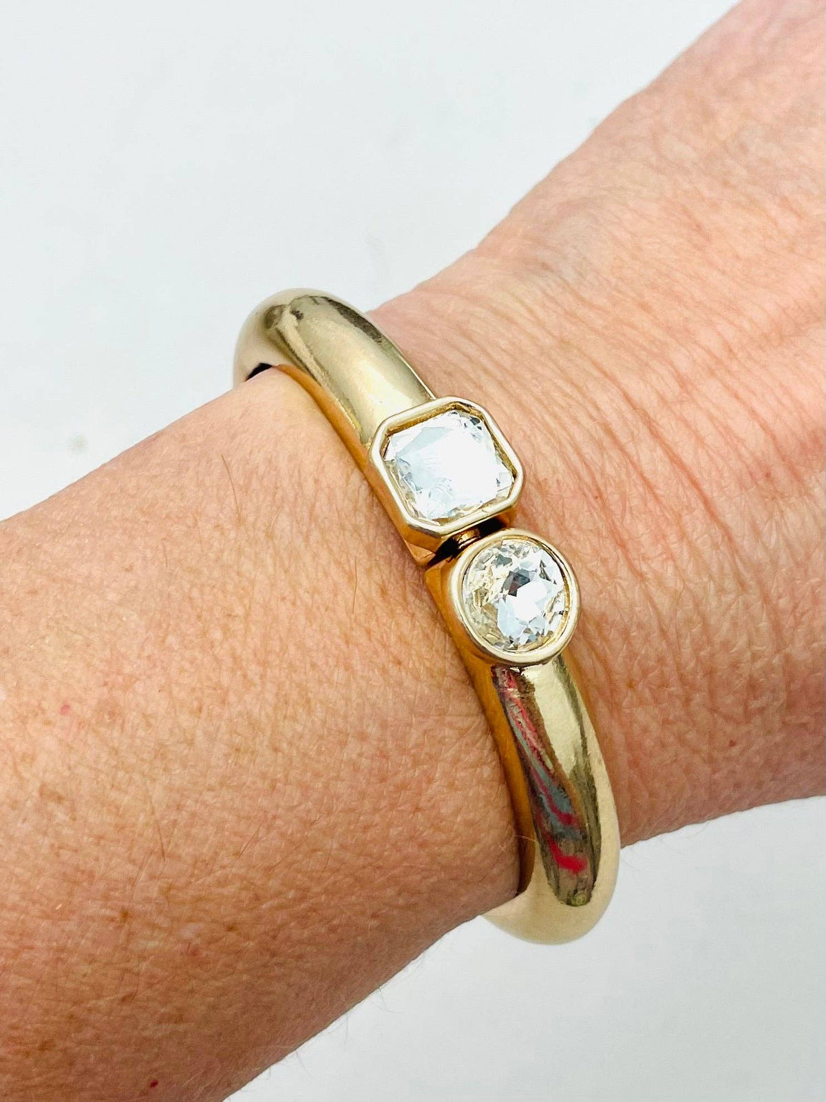 CHIC - Simple Elegance Hinged Bracelet (matte gold/clear CZ) BBR602
