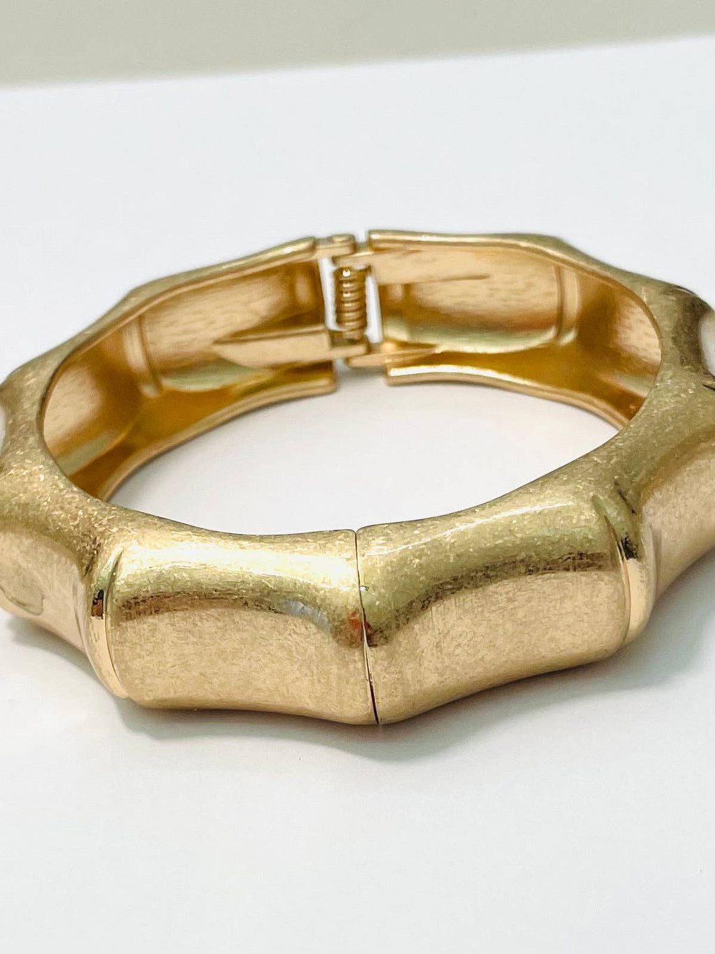 CHIC - Hinged Bamboo Cuff (vintage gold) BBR503
