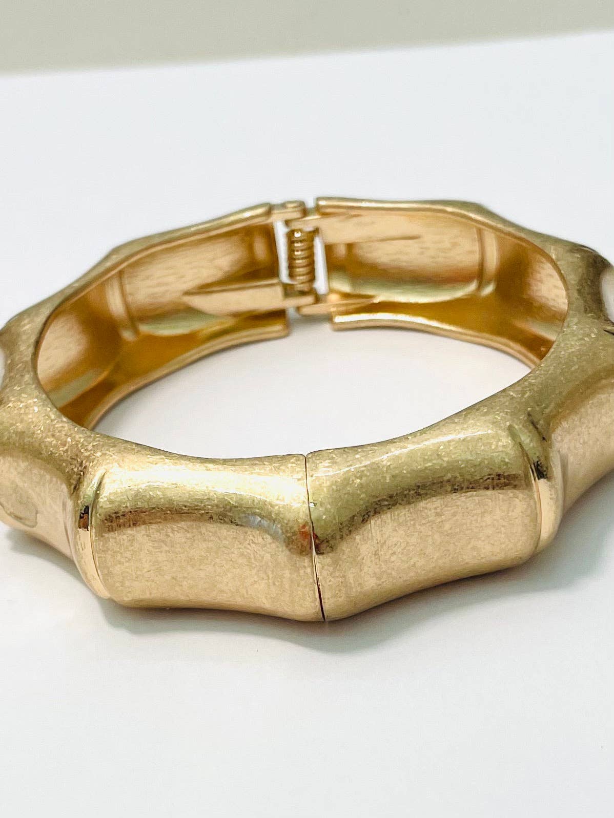 CHIC - Hinged Bamboo Cuff (vintage gold) BBR503