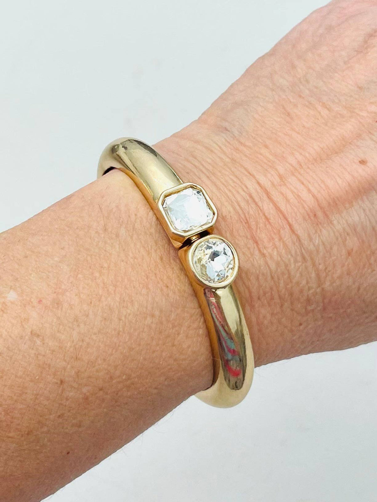 CHIC - Simple Elegance Hinged Bracelet (matte gold/clear CZ) BBR602
